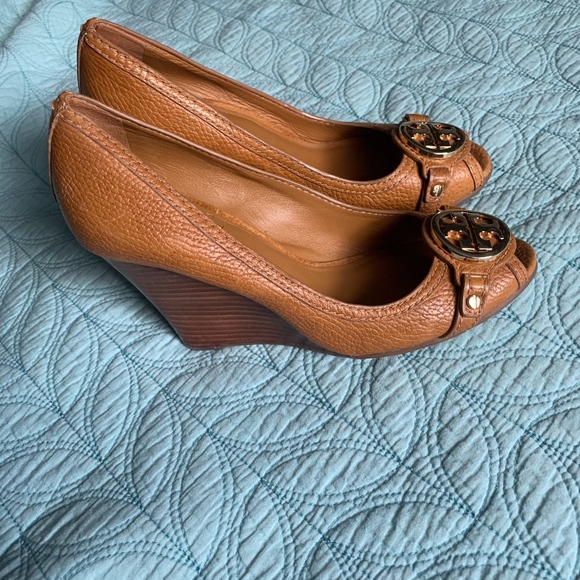 Tory Burch Royal Tan Wedges Peep Toe Size 6 - Picture 2 of 8